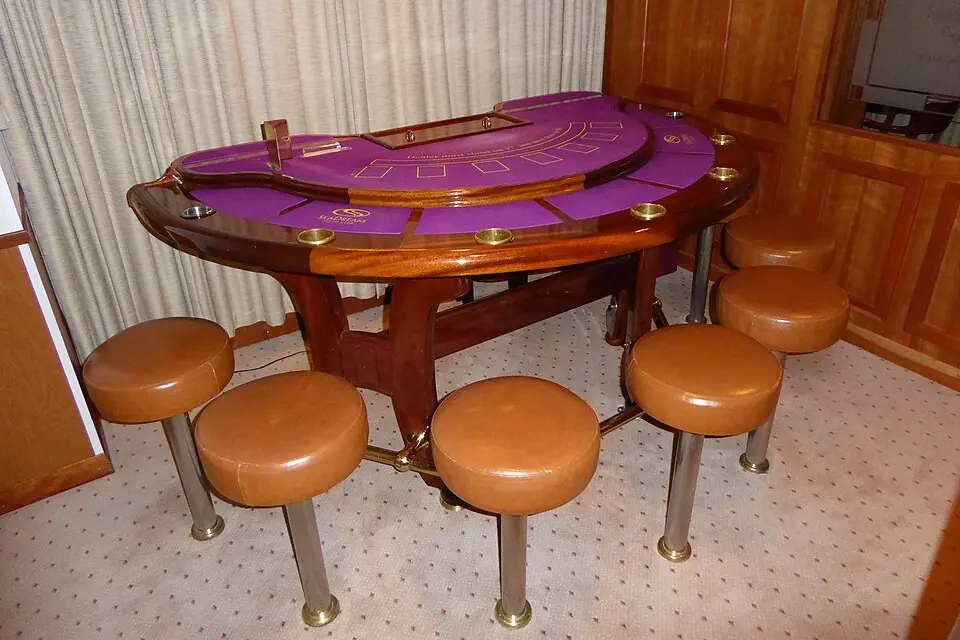Lila posztós félkörös blackjack-asztal fa lábazattal és hat bőr ülőkés bárszékkel